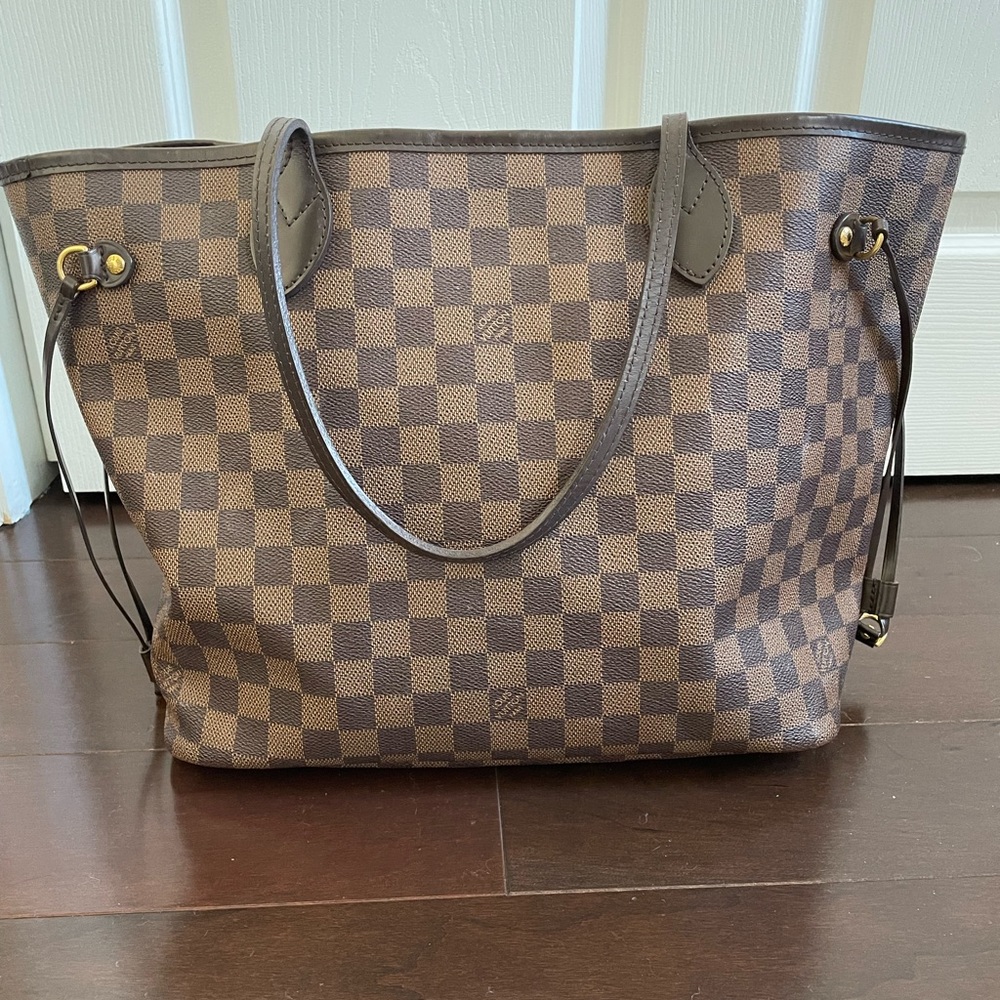 Louis Vuitton Neverfull MM Tote with clutch